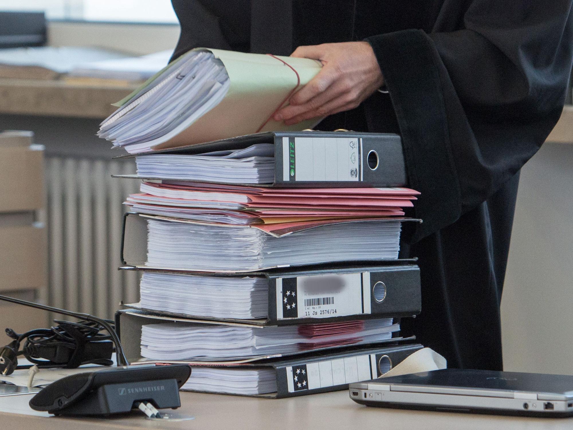 Symbolfoto vom 25.02.2015 - in NRW werden Prozesse immer länger und komplexer. Dabei fehlt es an Richtern, Staatsanwälten und Verwaltungsmitarbeitenden.