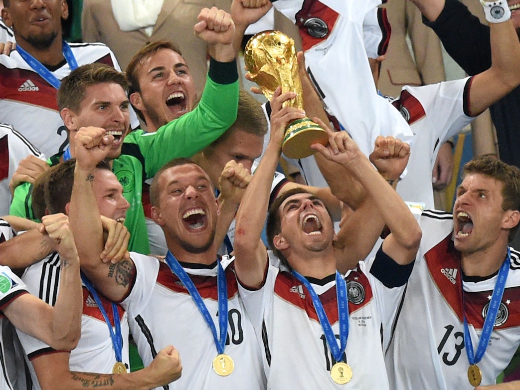 Philipp Lahm reckt am 13. Juli 2014 den WM-Pokal nach Deutschlands Finalsieg gegen Argentinien in die Höhe. Auf einen Turnierbesuch im Wüstenstaat will er 2022 verzichten.