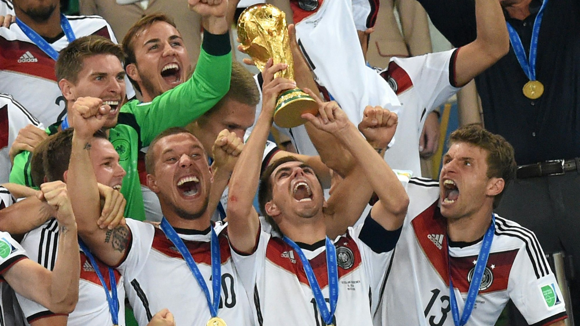 Philipp Lahm reckt am 13. Juli 2014 den WM-Pokal nach Deutschlands Finalsieg gegen Argentinien in die Höhe. Auf einen Turnierbesuch im Wüstenstaat will er 2022 verzichten.