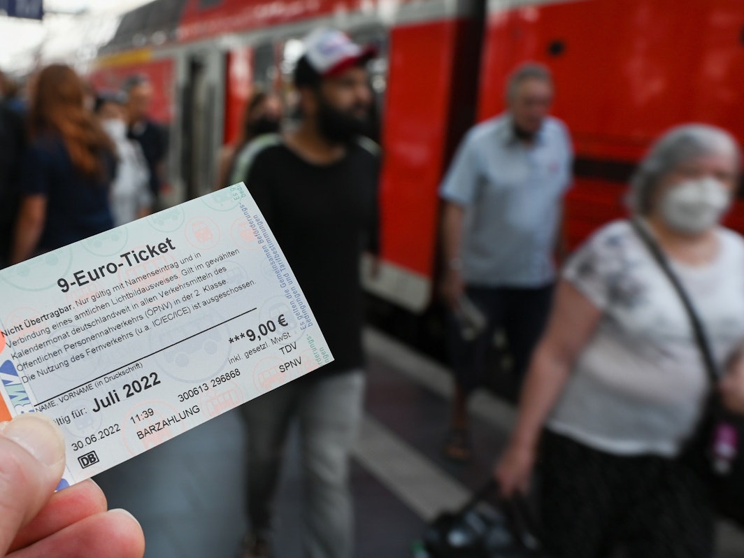 Erste Erkenntnisse deuten darauf hin, dass das 9-Euro-Ticket zwar durchaus Wirkung zeigt, aber kaum alle Hoffnungen und Ziele erfüllen kann. Unser Symbolbild zeigt das Ticket für Juli 2022 am Hauptbahnhof in Frankfurt/Main.