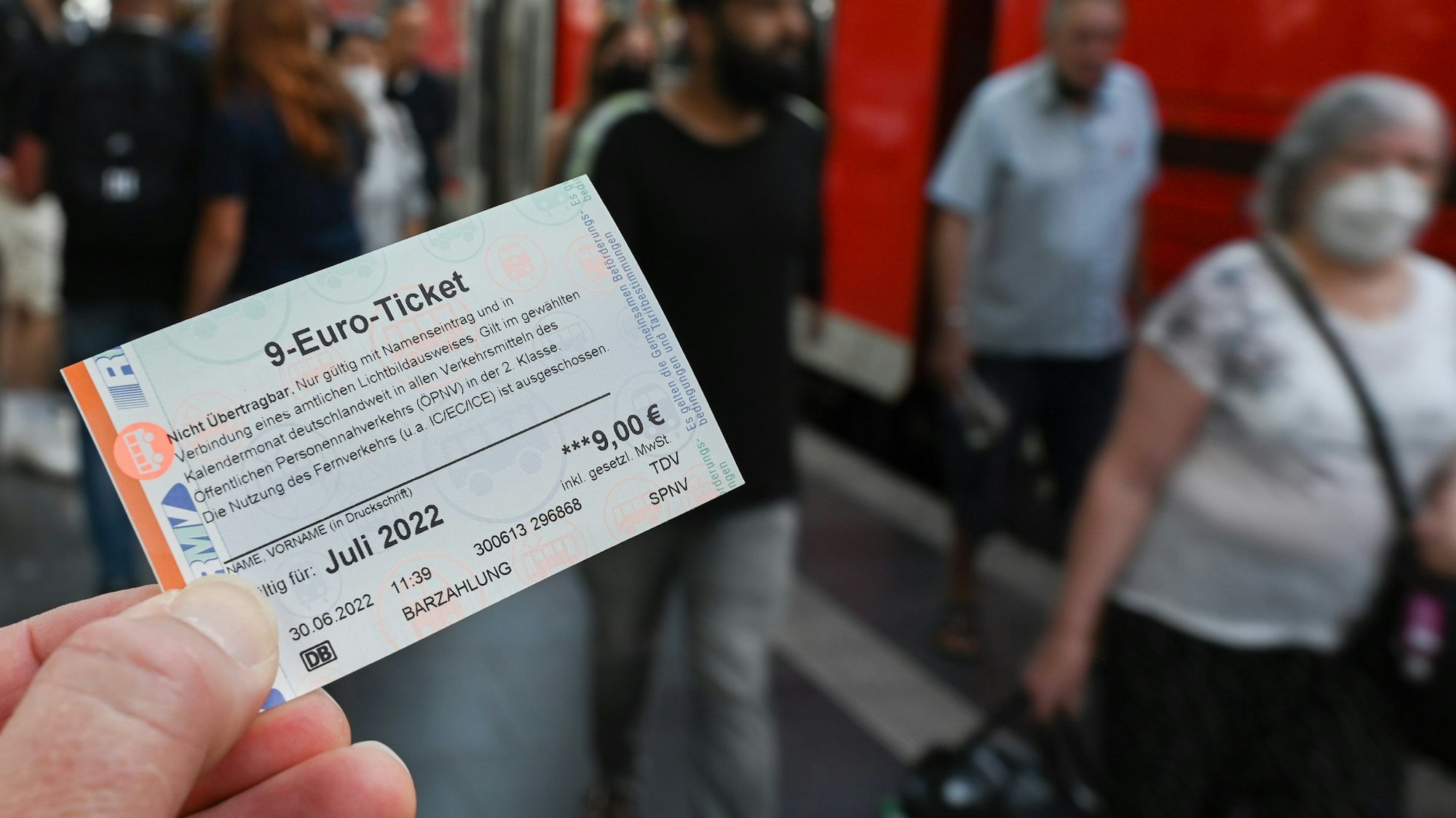 Erste Erkenntnisse deuten darauf hin, dass das 9-Euro-Ticket zwar durchaus Wirkung zeigt, aber kaum alle Hoffnungen und Ziele erfüllen kann. Unser Symbolbild zeigt das Ticket für Juli 2022 am Hauptbahnhof in Frankfurt/Main.