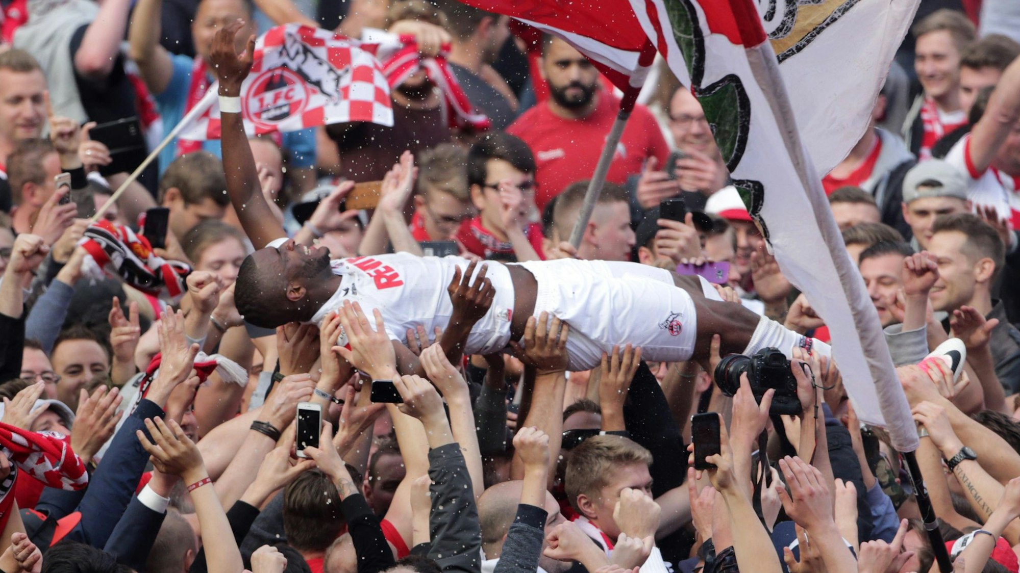 Anthony Modeste wird nach dem 2:0-Heimsieg gegen Mainz (20. Mai 2017) für das Erreichen der Europa-League von den FC-Fans auf den Händen durch das Rhein-Energie-Stadion getragen.