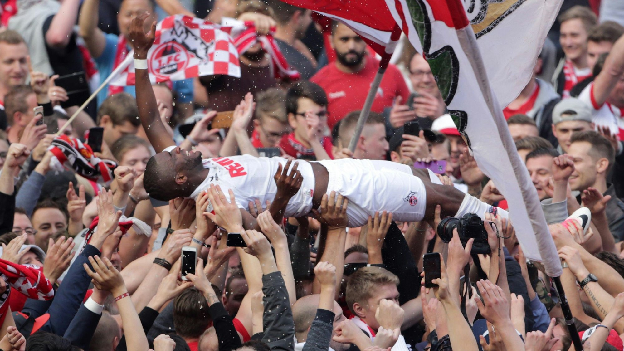 Anthony Modeste wird nach dem 2:0-Heimsieg gegen Mainz (20. Mai 2017) für das Erreichen der Europa-League von den FC-Fans auf den Händen durch das Rhein-Energie-Stadion getragen.