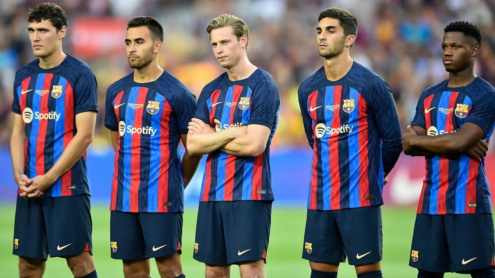 Frenkie de Jong steht mit verschränkten Armen auf dem Rasen des Camp Nou