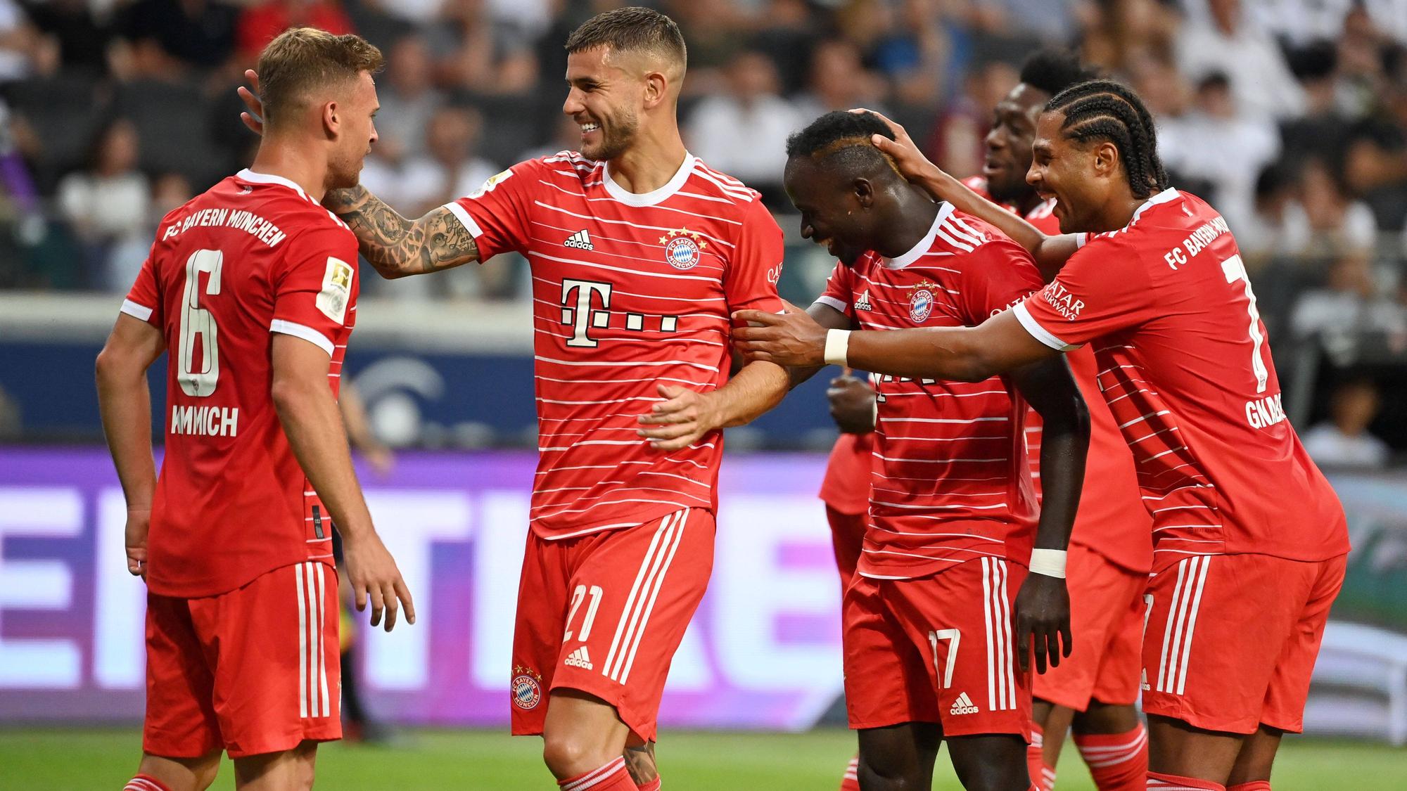 Die Bayern-Stars bejubel gemeinsam ein Tor.