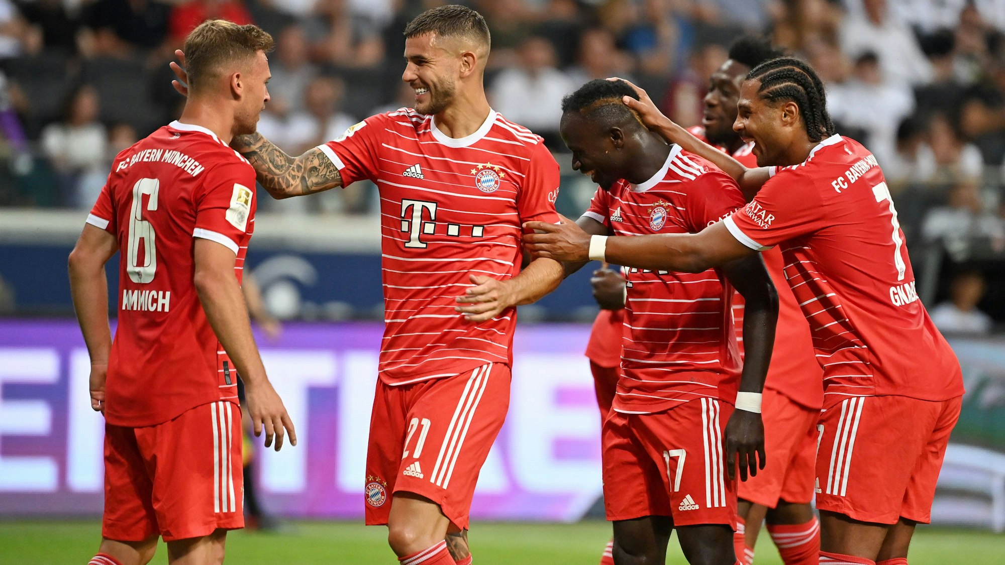 Die Bayern-Stars bejubel gemeinsam ein Tor.