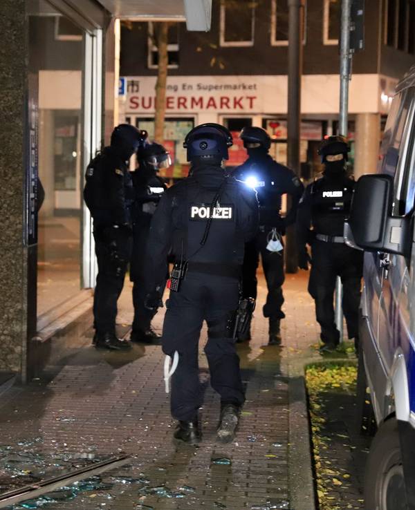 Spezialkräfte der Polizei NRW stehen vor einem Gebäude. Ein Mann aus Recklinghausen ist nach einem Polizeieinsatz im Krankenhaus verstorben.