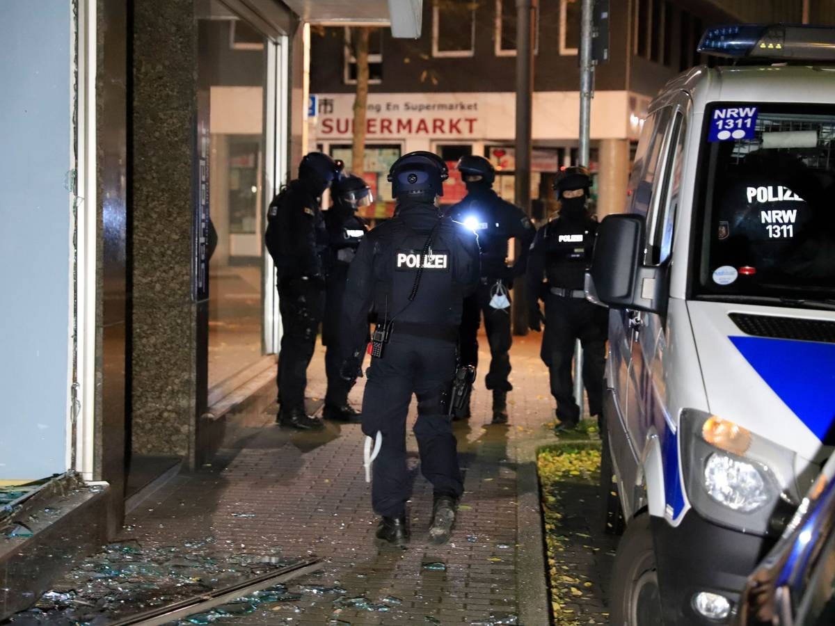 Spezialkräfte der Polizei NRW stehen vor einem Gebäude. Ein Mann aus Recklinghausen ist nach einem Polizeieinsatz im Krankenhaus verstorben.