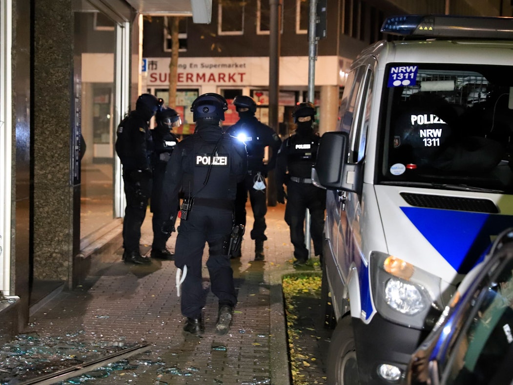 Spezialkräfte der Polizei NRW stehen vor einem Gebäude. Ein Mann aus Recklinghausen ist nach einem Polizeieinsatz im Krankenhaus verstorben.