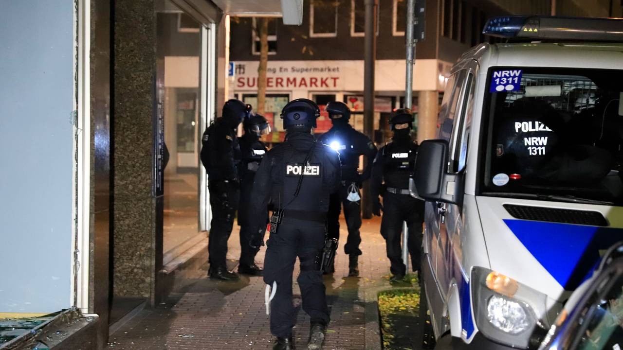 Spezialkräfte der Polizei NRW stehen vor einem Gebäude. Ein Mann aus Recklinghausen ist nach einem Polizeieinsatz im Krankenhaus verstorben.