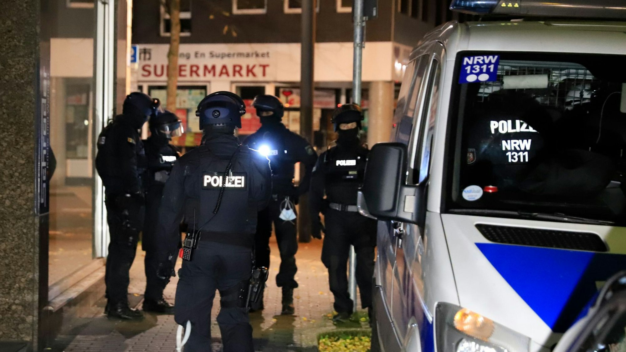 Spezialkräfte der Polizei NRW stehen vor einem Gebäude. Ein Mann aus Recklinghausen ist nach einem Polizeieinsatz im Krankenhaus verstorben.