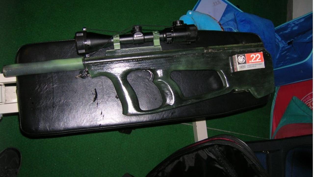 Das Foto zeigt eine Schusswaffe, die Einsatzkräfte bei einer Razzia in NRW sichergestellt haben.
