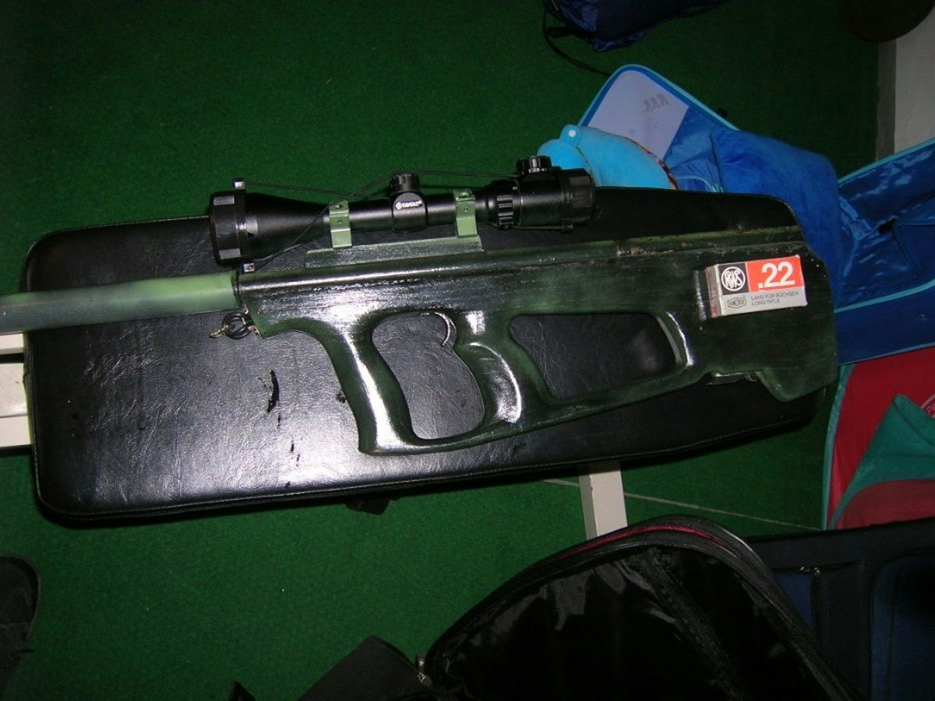 Das Foto zeigt eine Schusswaffe, die Einsatzkräfte bei einer Razzia in NRW sichergestellt haben.