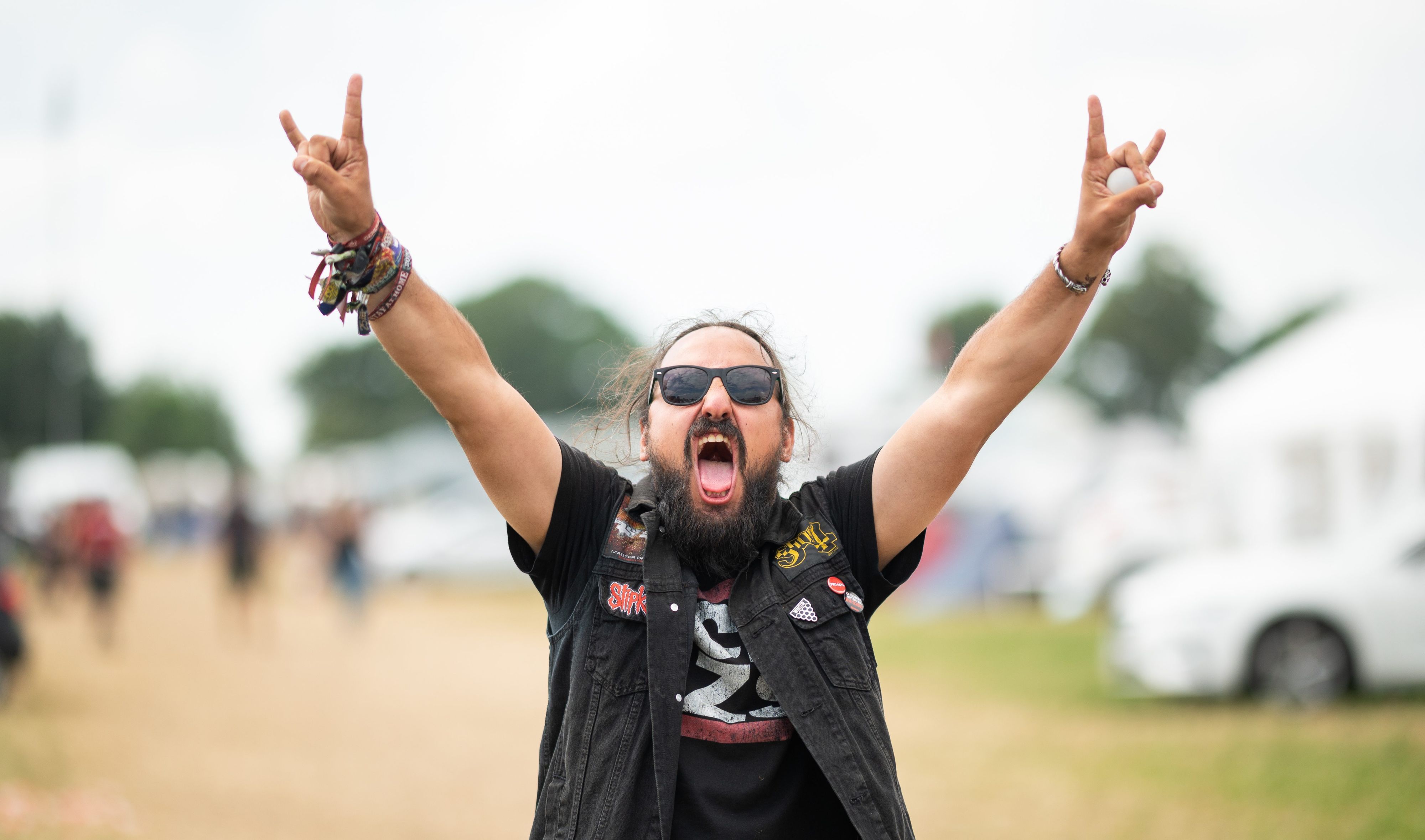 Ein Festivalbesucher feiert auf dem Campingplatz des Wacken Open Air Festivals 2022.