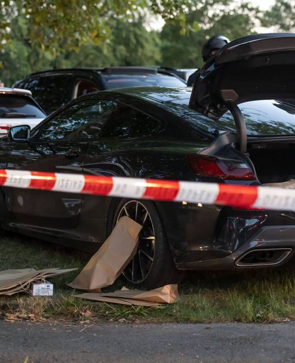 Die Polizei bewacht ein Auto auf Parkplatz E3 am Signal-Iduna-Park. Wegen eines verdächtigen Fahrzeugs auf dem Stadion-Vorplatz hatten die Zuschauer des Bundesliga-Spitzenspiels das Stadion nicht direkt nach dem Abpfiff verlassen dürfen.