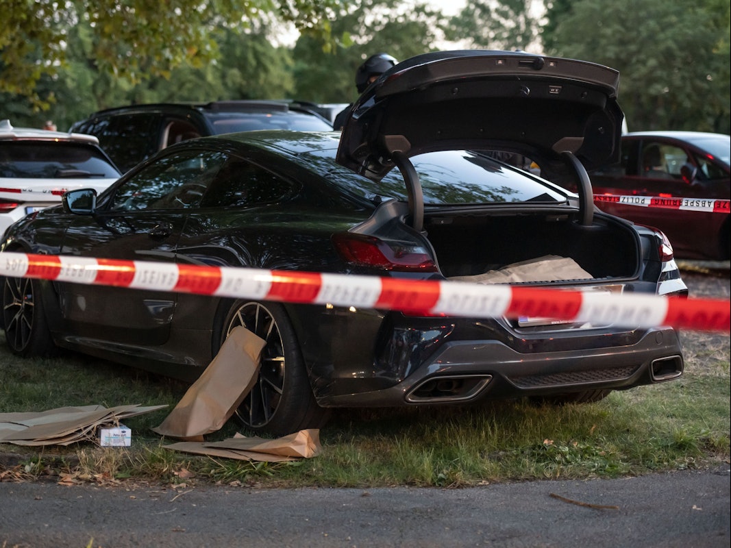 Die Polizei bewacht ein Auto auf Parkplatz E3 am Signal-Iduna-Park. Wegen eines verdächtigen Fahrzeugs auf dem Stadion-Vorplatz hatten die Zuschauer des Bundesliga-Spitzenspiels das Stadion nicht direkt nach dem Abpfiff verlassen dürfen.