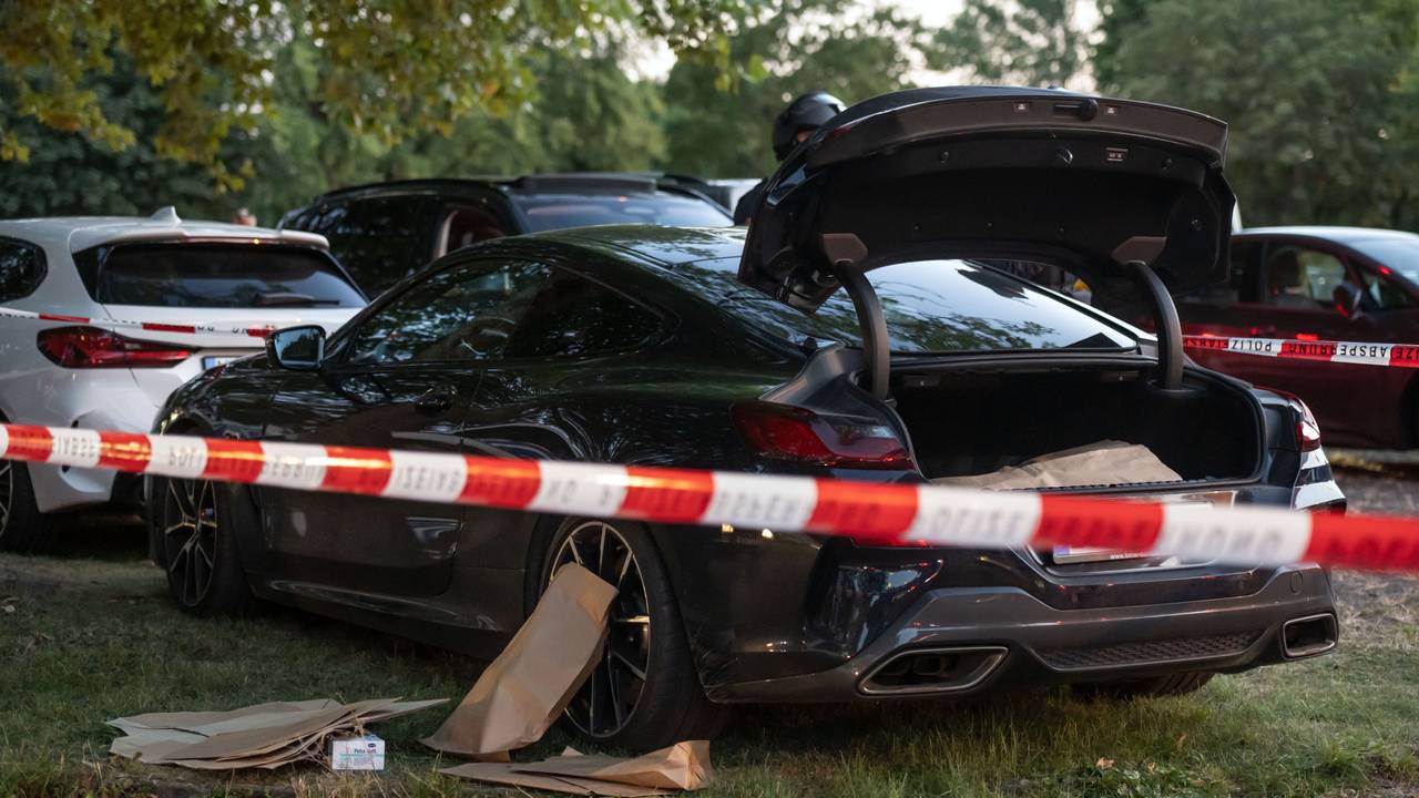 Die Polizei bewacht ein Auto auf Parkplatz E3 am Signal-Iduna-Park. Wegen eines verdächtigen Fahrzeugs auf dem Stadion-Vorplatz hatten die Zuschauer des Bundesliga-Spitzenspiels das Stadion nicht direkt nach dem Abpfiff verlassen dürfen.
