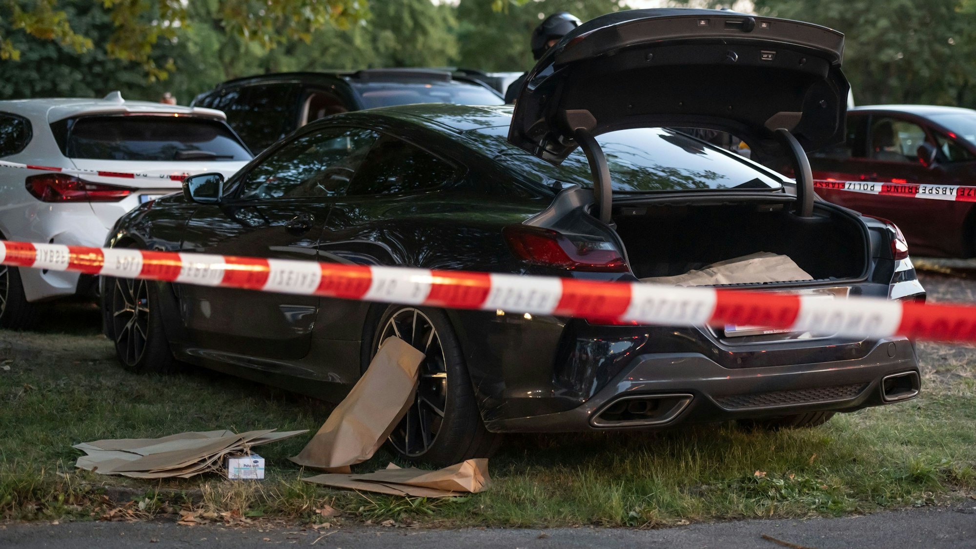 Die Polizei bewacht ein Auto auf Parkplatz E3 am Signal-Iduna-Park. Wegen eines verdächtigen Fahrzeugs auf dem Stadion-Vorplatz hatten die Zuschauer des Bundesliga-Spitzenspiels das Stadion nicht direkt nach dem Abpfiff verlassen dürfen.