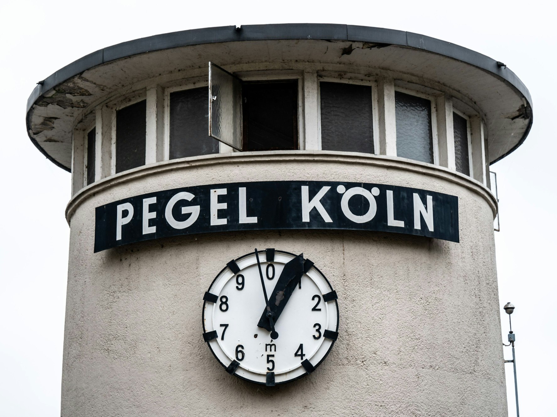 Blick auf den Pegelstand am Pegelhäuschen in der Altstadt.