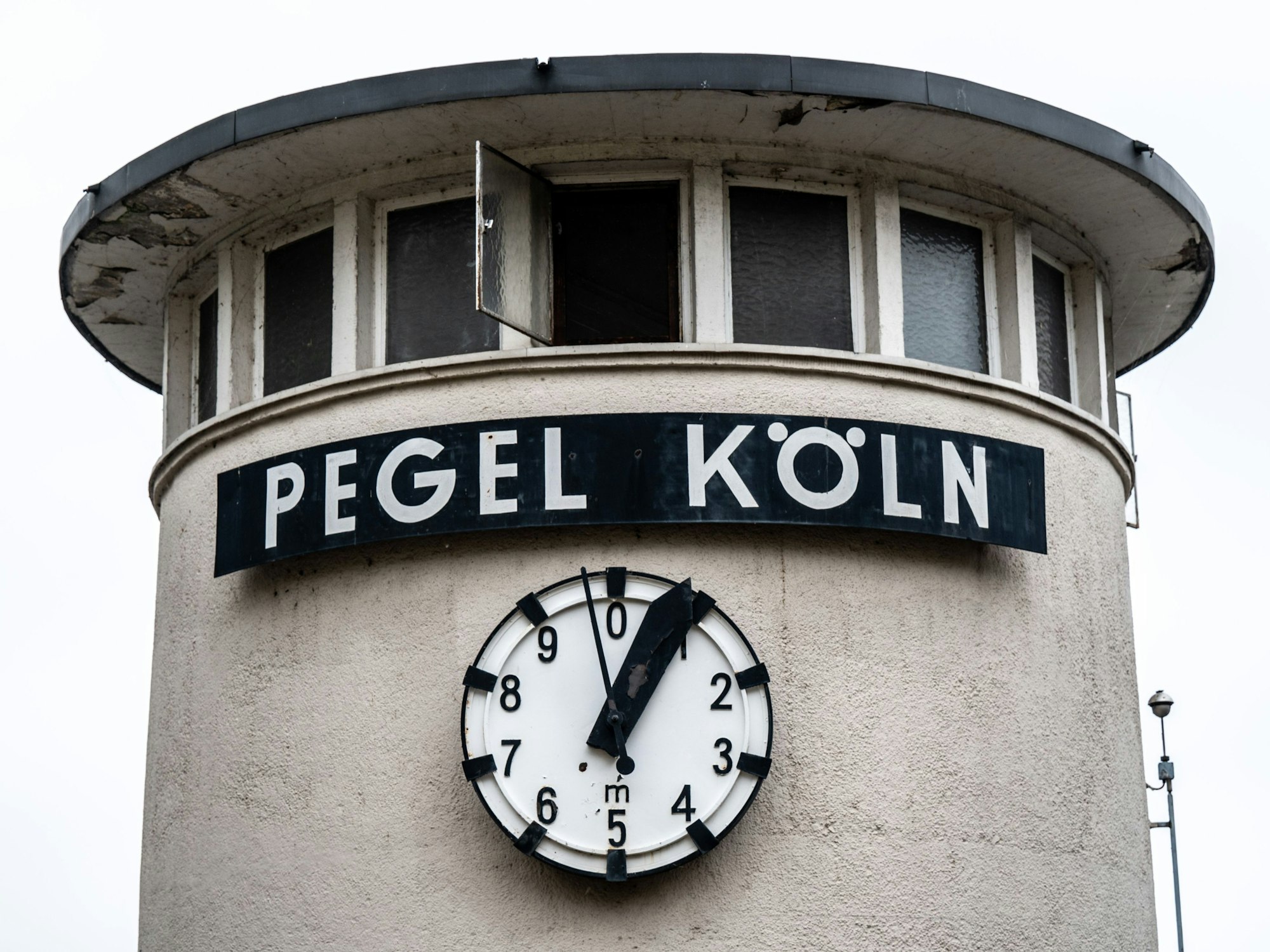 Blick auf den Pegelstand am Pegelhäuschen in der Altstadt.
