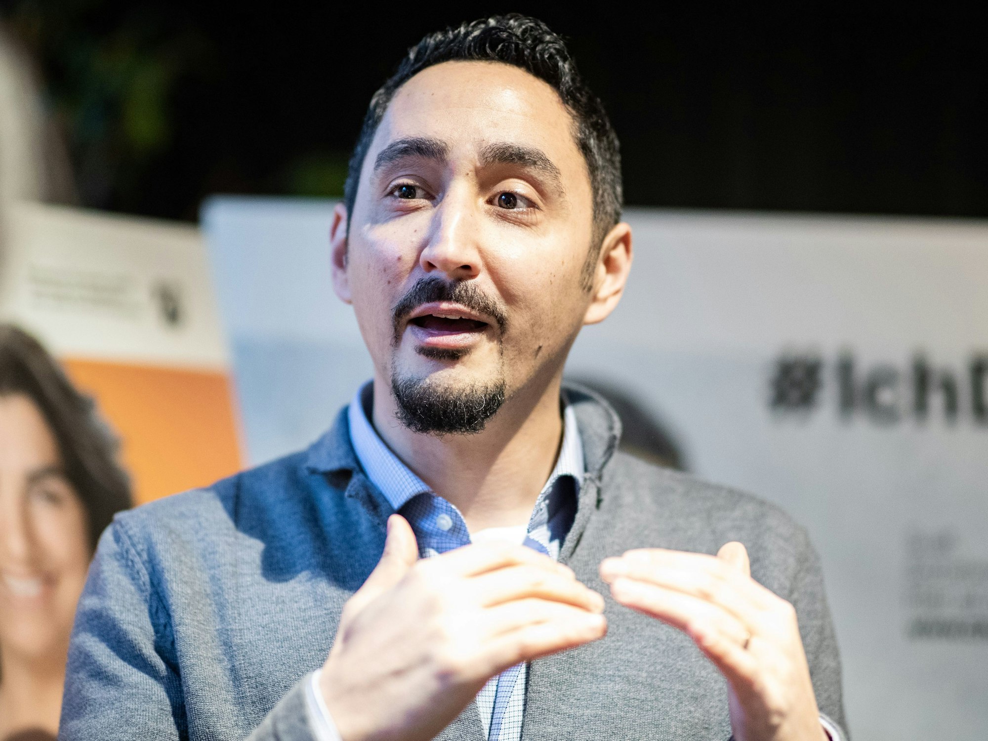 Der Rapper Eko Fresh spricht am 6. Februar 2020 im Rahmen der Integrationskampagne #IchDuWirNRW mit Journalisten.