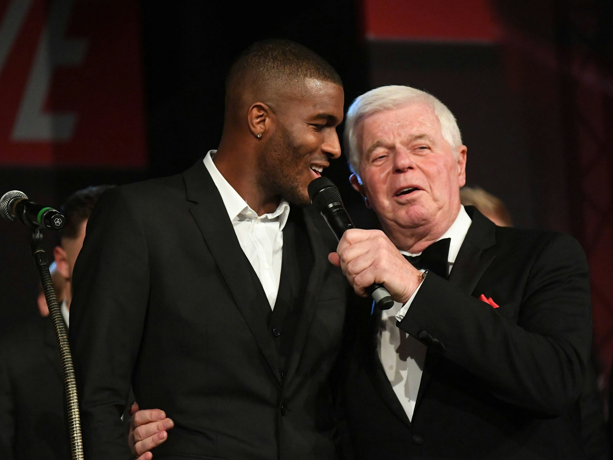 Anthony Modeste (l.) und der damalige FC-Präsident Werner Spinner auf der 70-Jahre-Gala des 1. FC Köln am 17. November 2018.