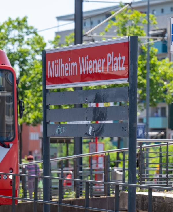 Eine KVB-Bahn der Linie 4 an der Haltestelle Mülheim Wiener Platz