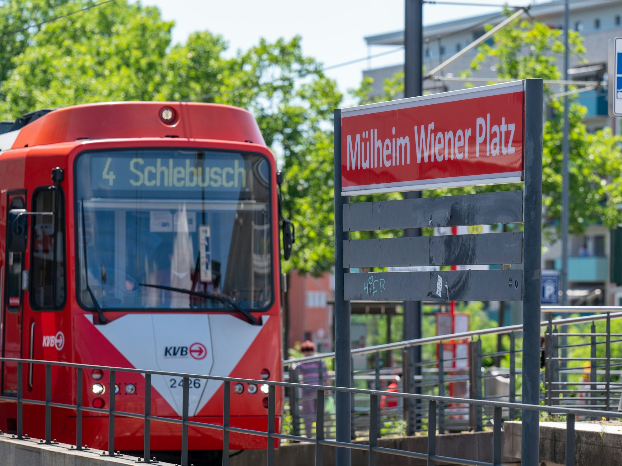 Eine Stadtbahn der KVB am Wiener Platz. Die Kölner Verkehrs-Betriebe haben jetzt Fan-Post bekommen.