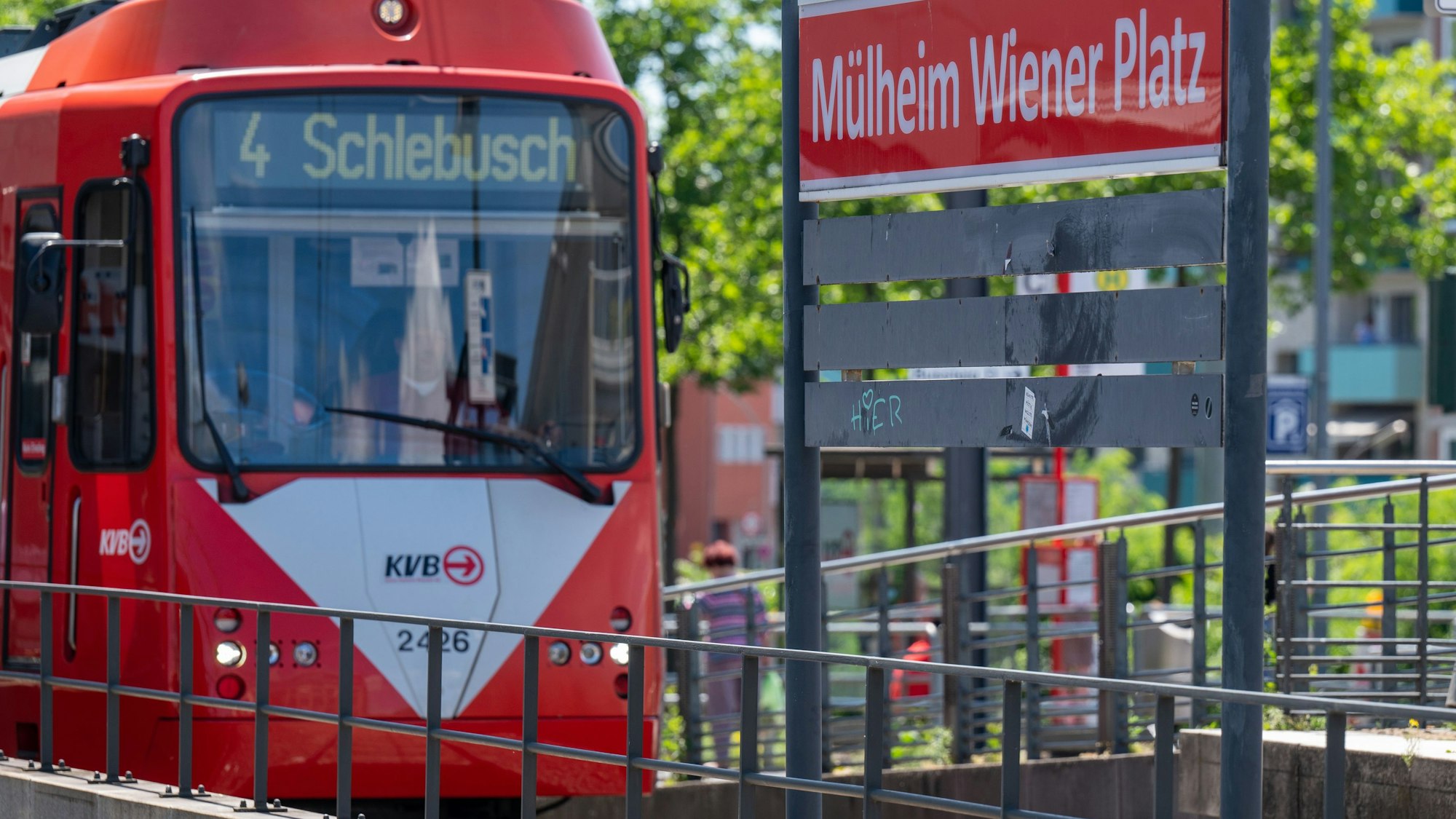 Eine KVB-Bahn der Linie 4 an der Haltestelle Mülheim Wiener Platz