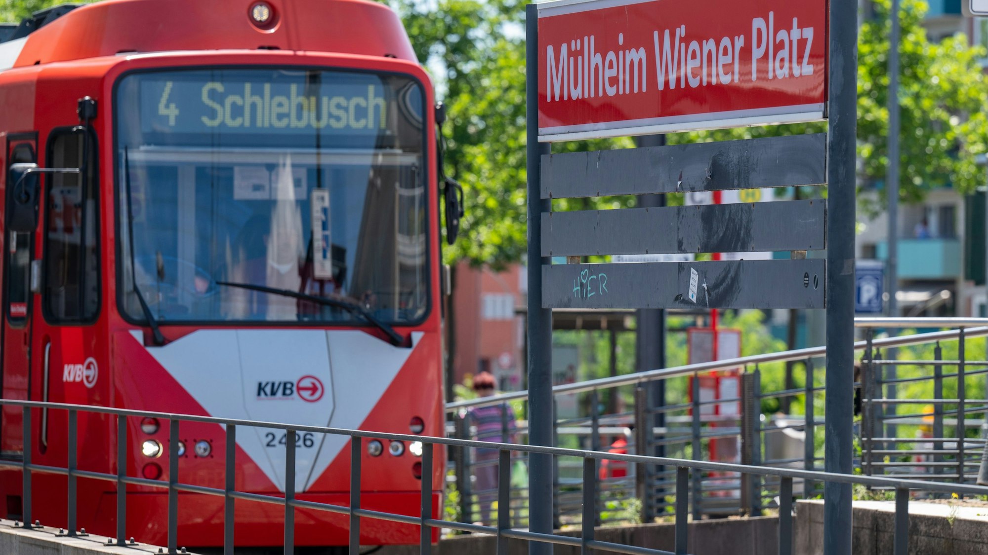 Die Stadtbahnlinie 4 in Fahrtrichtung Schlebusch steht an der Haltestelle „Mülheim Wiener Platz“.