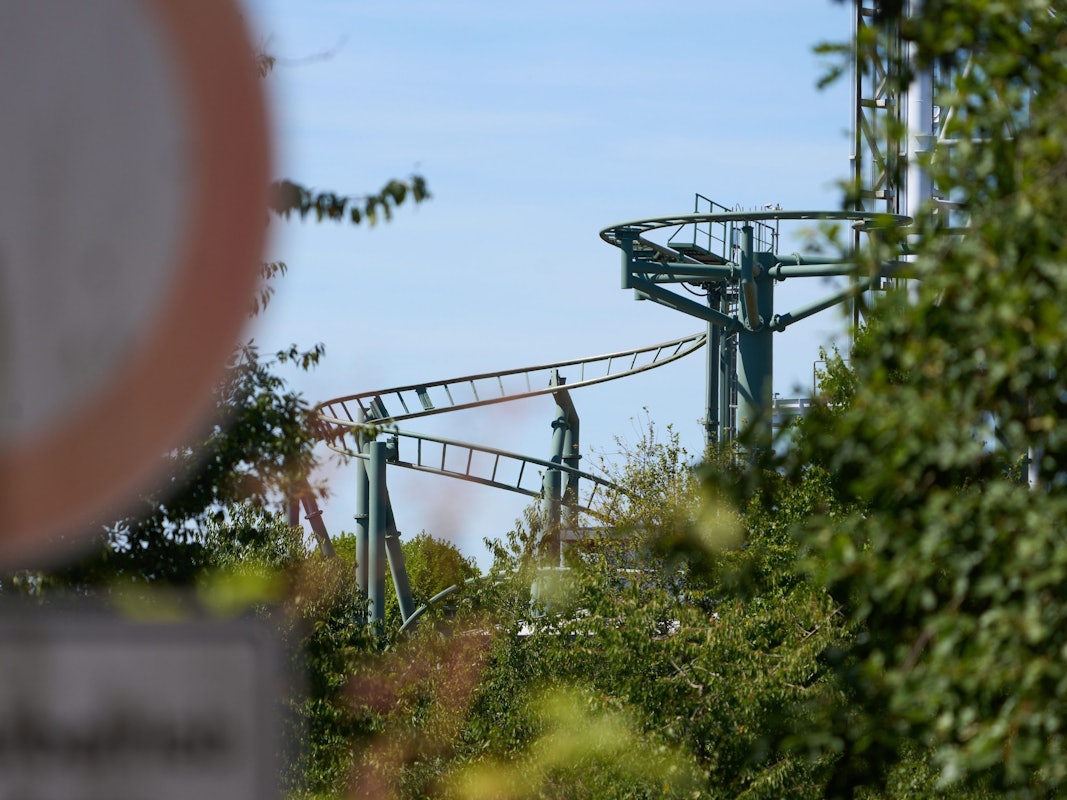 Eine 57-jährige Frau wurde aus einer Gondel einer Achterbahn im Wild- und Freizeitpark in Klotten geschleudert und starb an den Folgen des Sturzes.