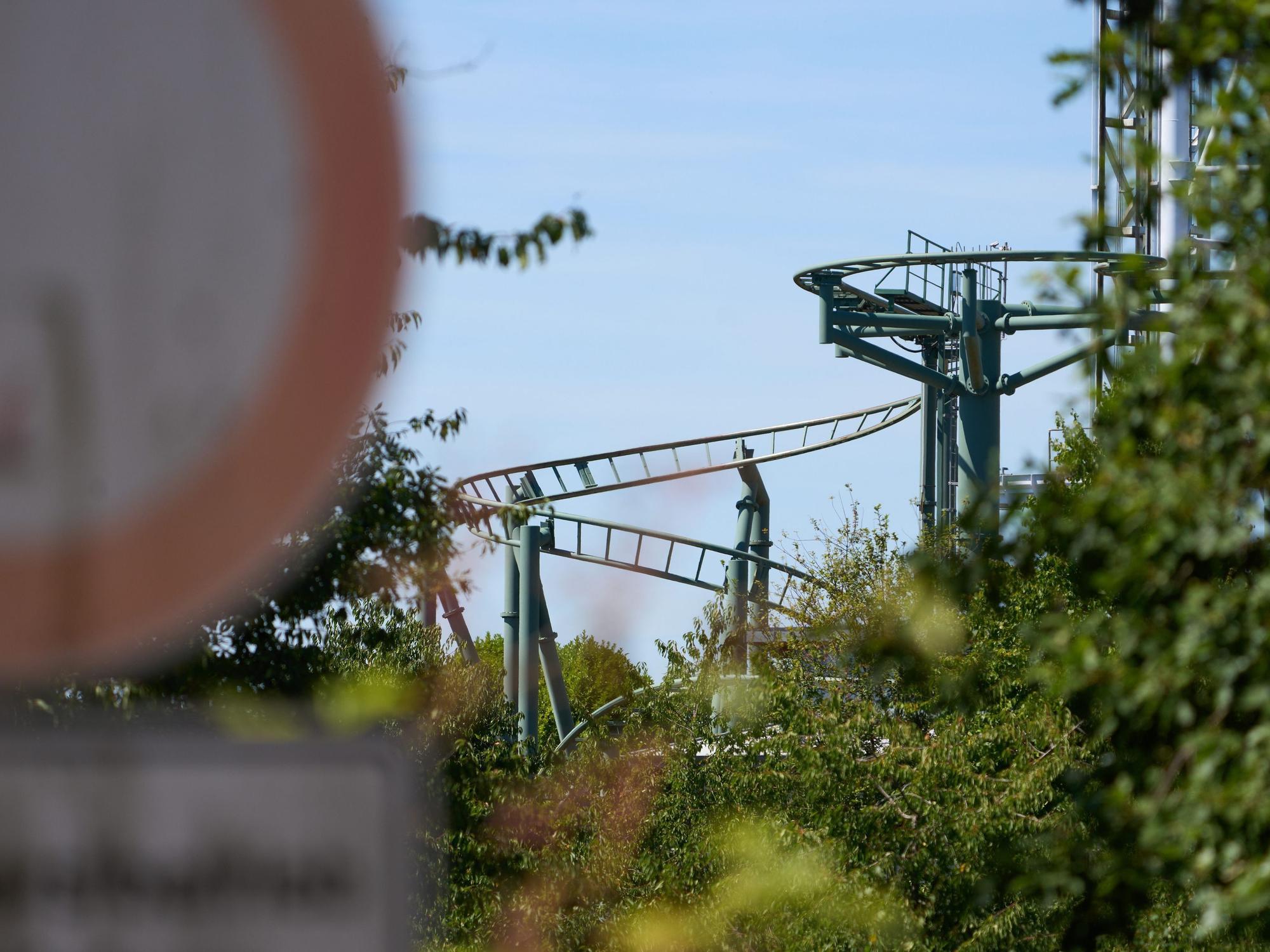 Nach einem tödlichen Unfall auf der Achterbahn ist der Wild- und Freizeitpark in Klotten geschlossen. Eine 57-jährige Frau wurde aus einer Gondel einer Achterbahn geschleudert und starb an den Folgen des Sturzes.