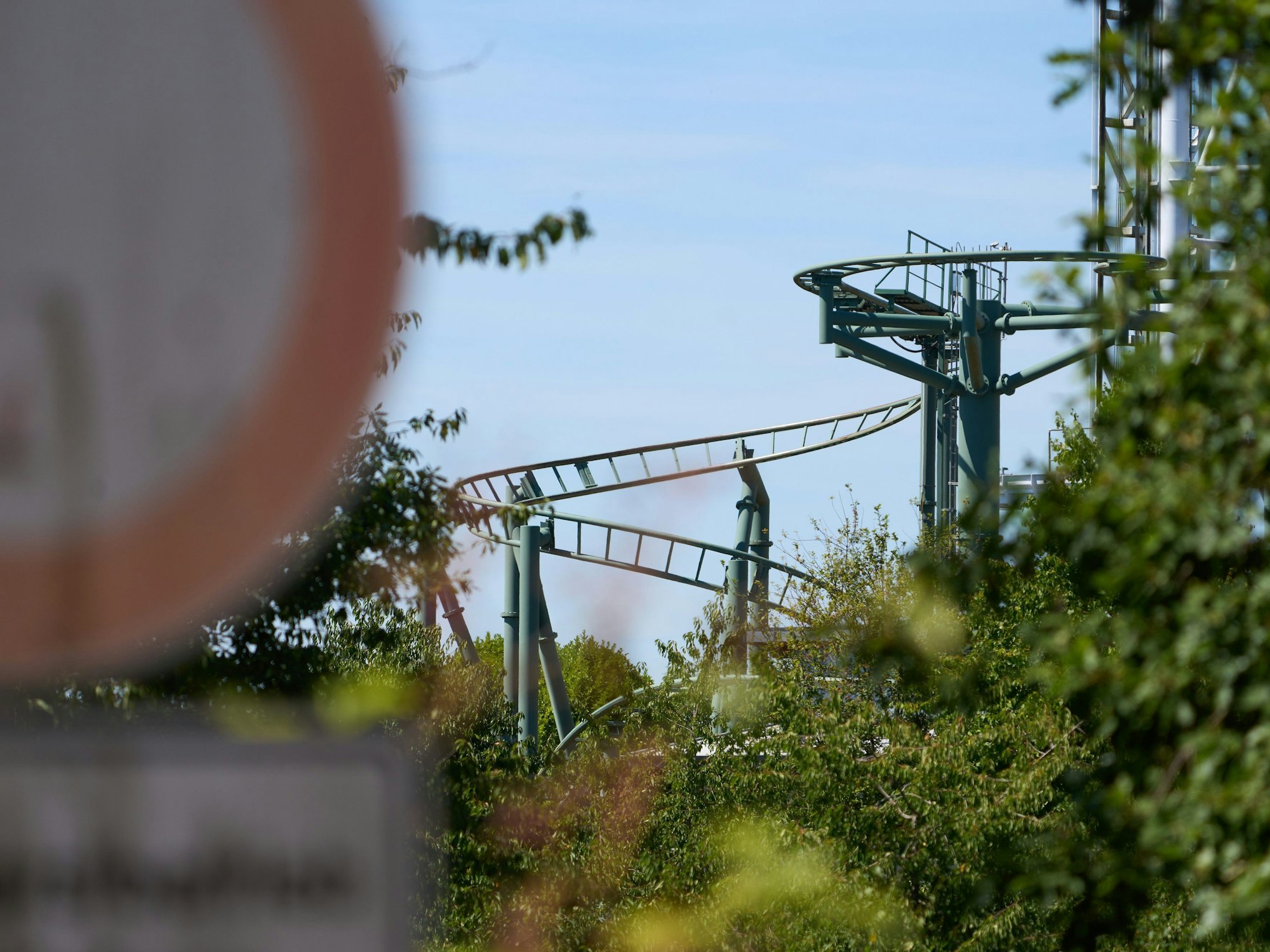 Eine 57-jährige Frau wurde aus einer Gondel einer Achterbahn im Wild- und Freizeitpark in Klotten geschleudert und starb an den Folgen des Sturzes.