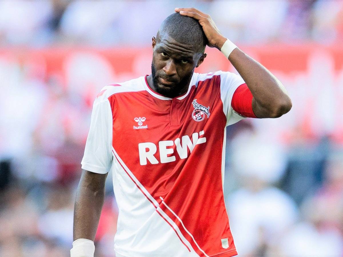 Anthony Modeste fasst sich im Spiel des 1. FC Köln an den Kopf