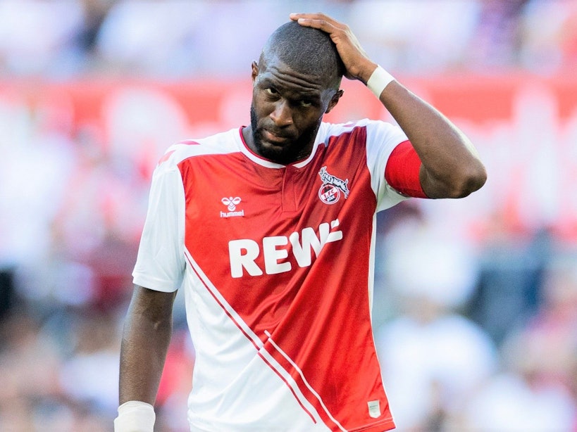 Anthony Modeste fasst sich im Spiel des 1. FC Köln an den Kopf