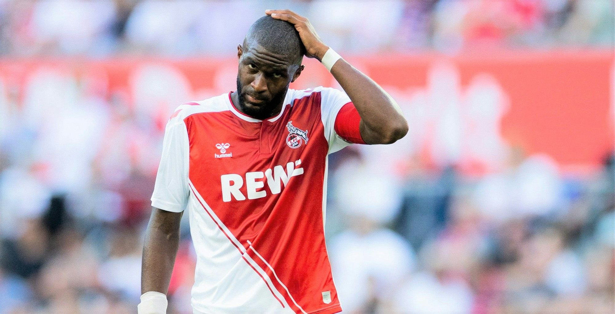 Anthony Modeste fasst sich im Spiel des 1. FC Köln an den Kopf