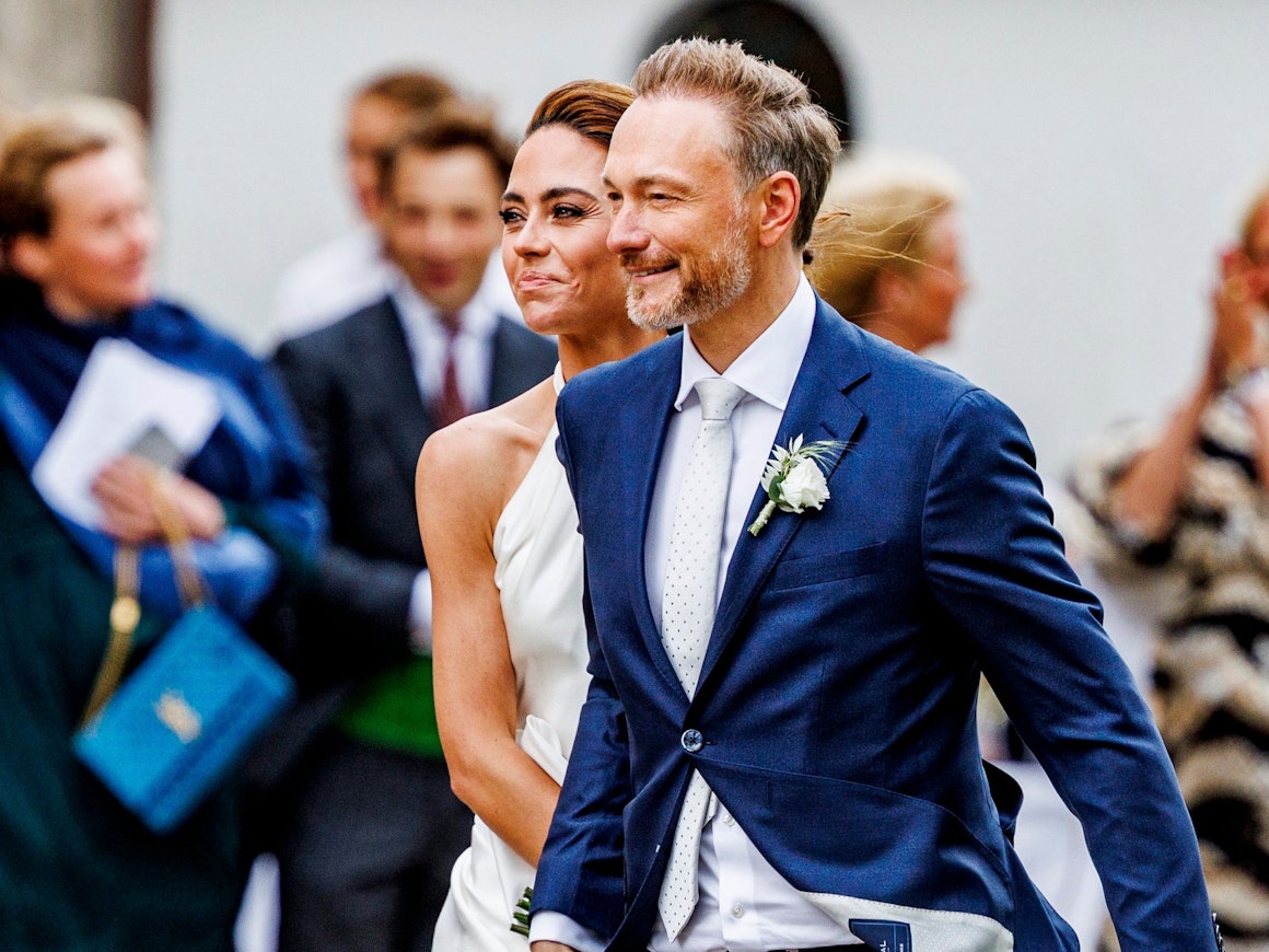Bundesfinanzminister Christian Lindner (FDP) und seine Frau Franca Lehfeldt kommen am 9. Juli nach der kirchlichen Trauung aus der Kirche St. Severin. Nach seinen Aussagen zum 9-Euro-Ticket steht der FDP-Chef in der Kritik.