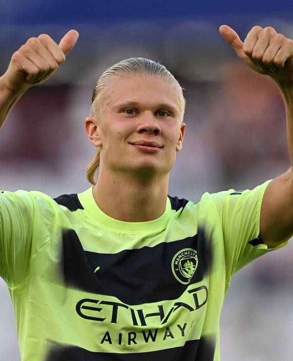 Erling Haaland zeigt beide Daumen nach oben.