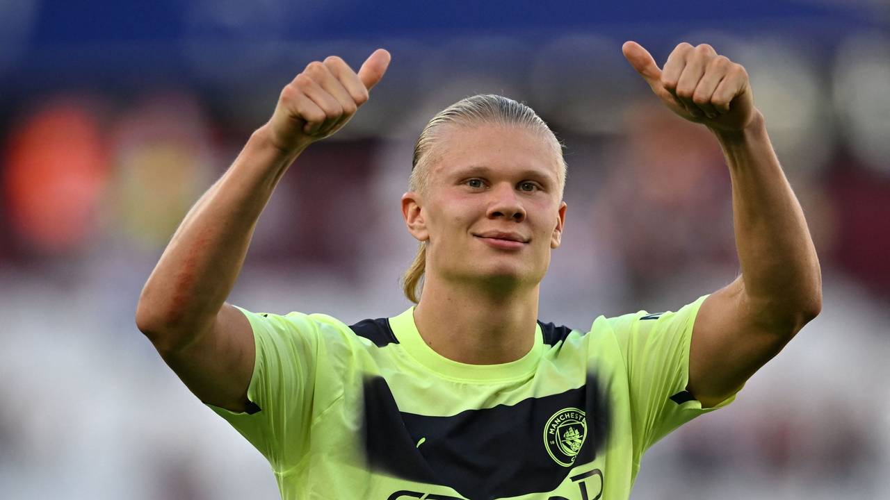 Erling Haaland zeigt beide Daumen nach oben.