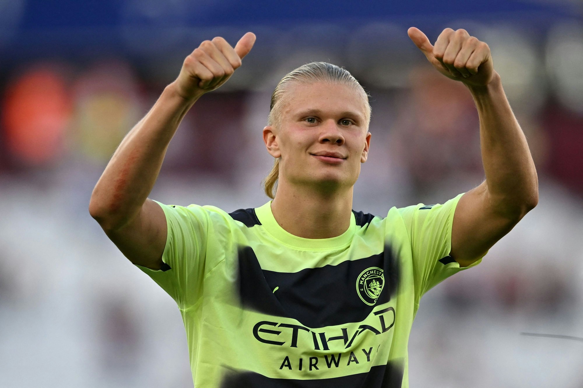 Erling Haaland zeigt beide Daumen nach oben.