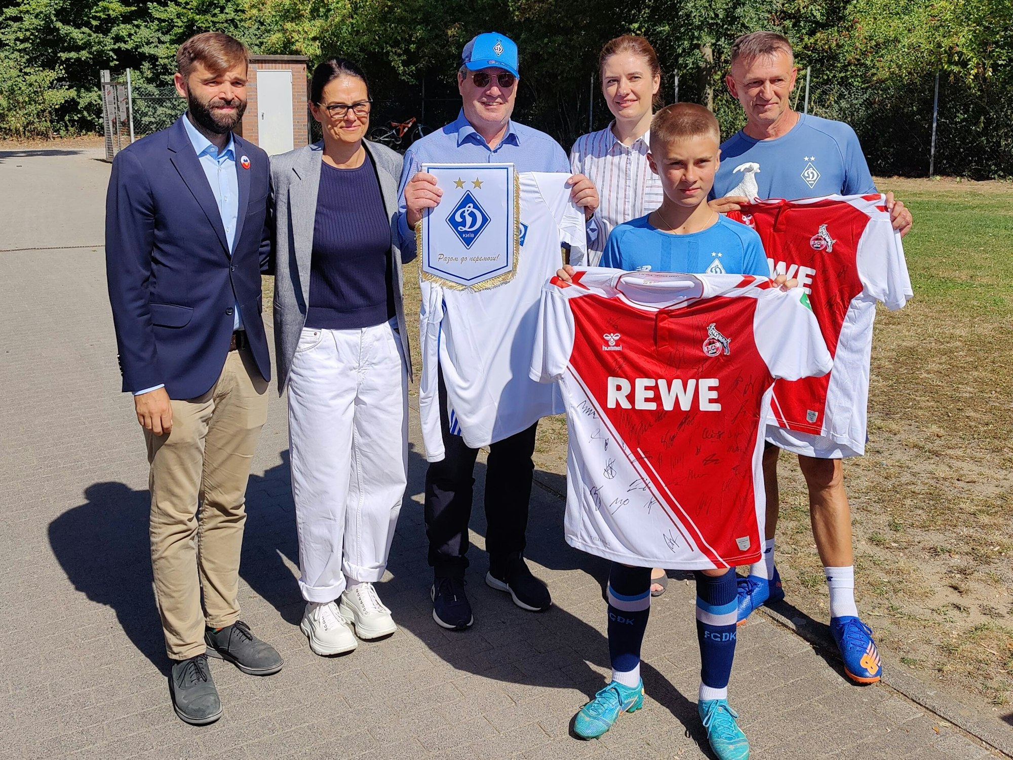 Die Verantwortlichen des 1. FC Köln und Dynamo Kyjiw tauschen am Geißbockheim gemeinsam Geschenke aus.