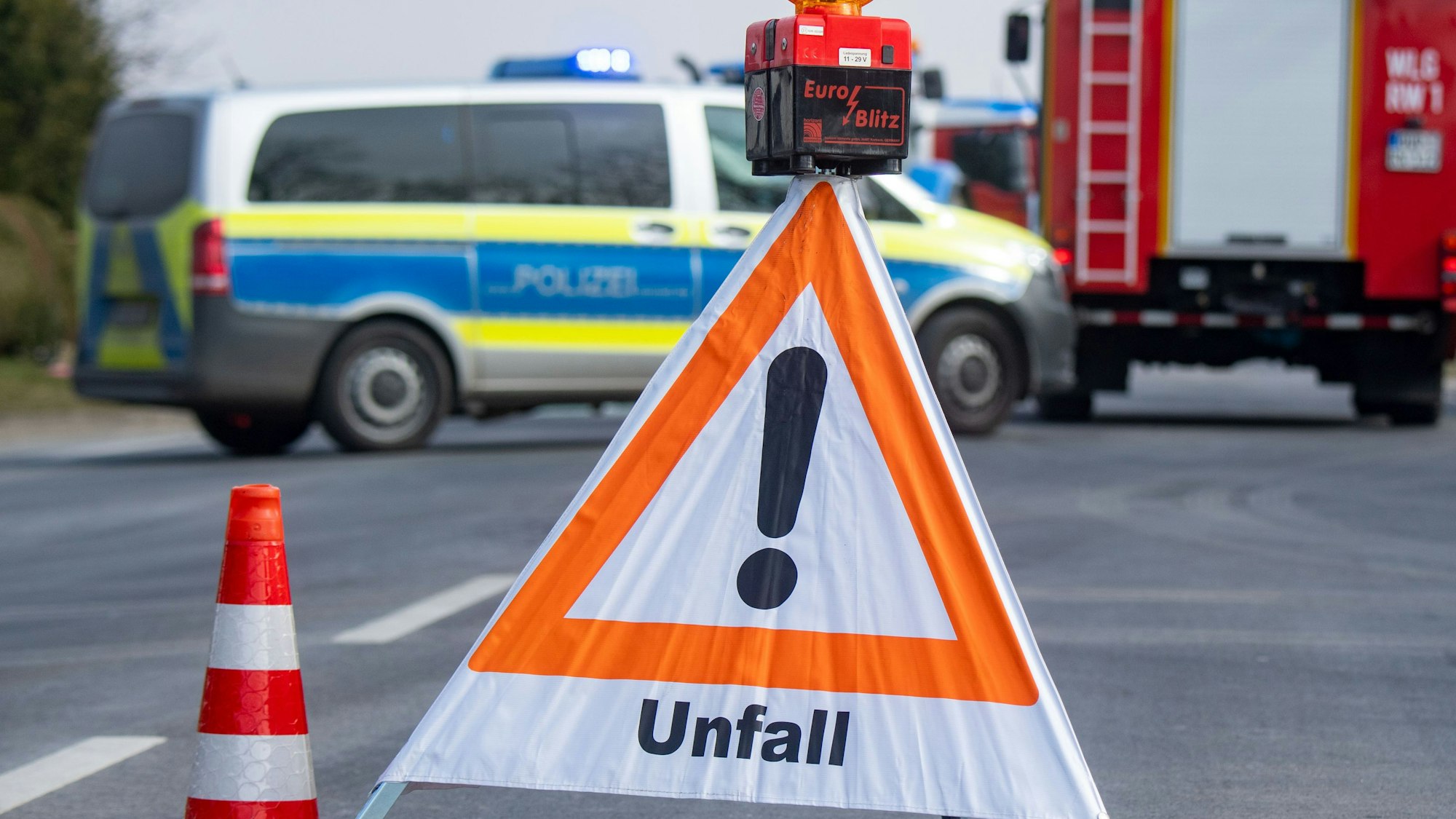 Polizeiabsperrung eines Straßenteils aufgrund eines Unfalls