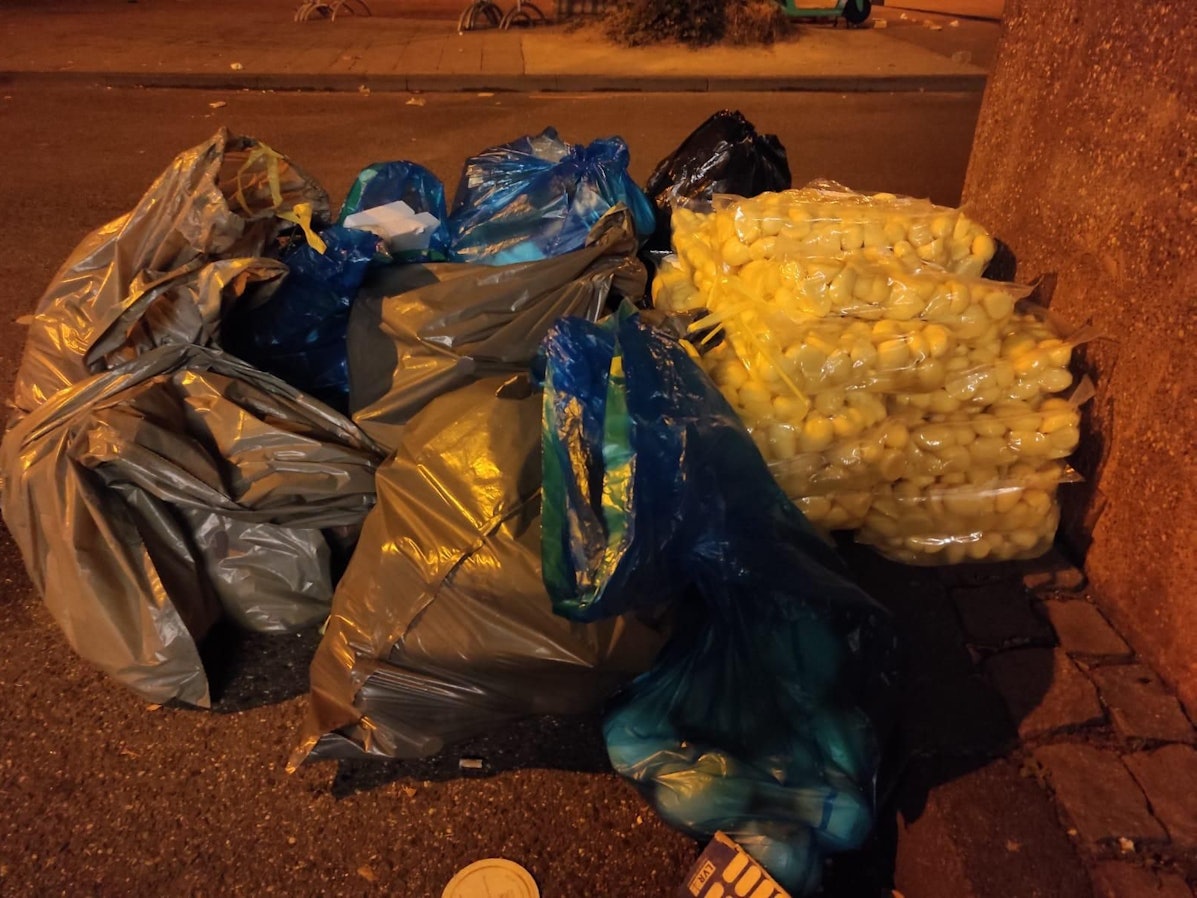 Kartoffeln liegen in Deutz auf vollen Müllsäcken.