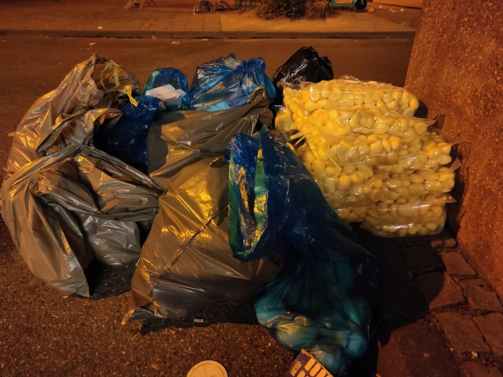 Kartoffeln liegen in Deutz auf vollen Müllsäcken.