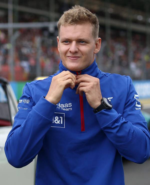 Mick Schumacher mit Haas-Jacke auf der Strecke in Ungarn.