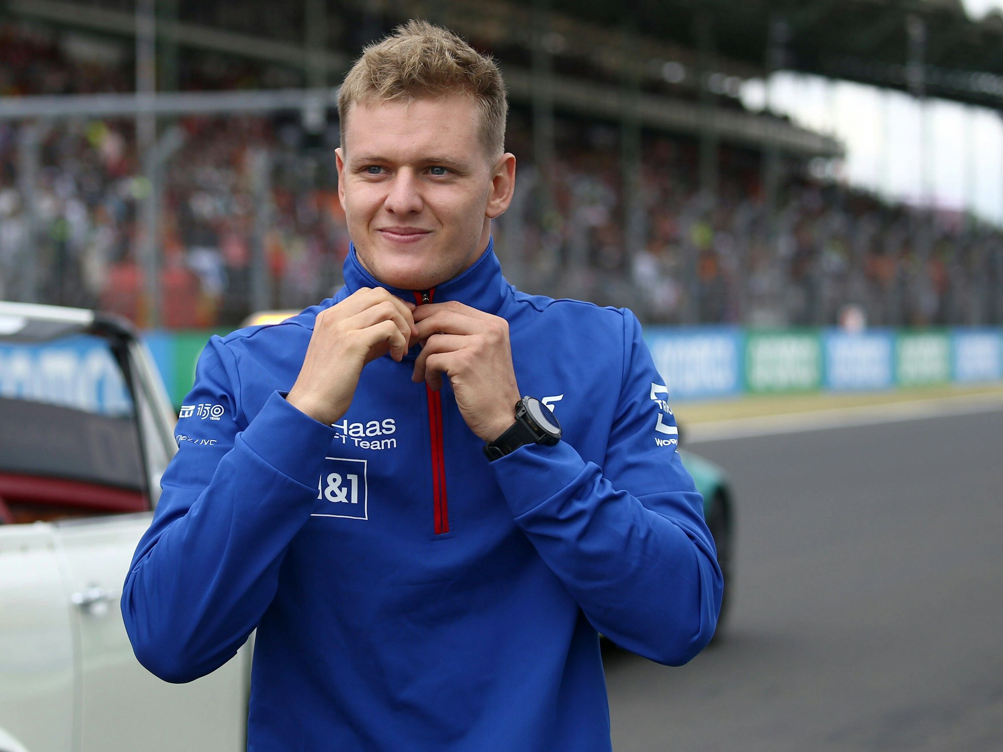 Mick Schumacher mit Haas-Jacke auf der Strecke in Ungarn.