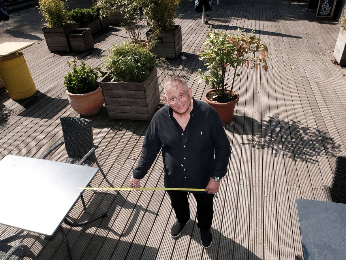 Josef Rayes bereitet seinen Biergarten auf die eingeschränkten Möglichkeiten zum Ausschank vor