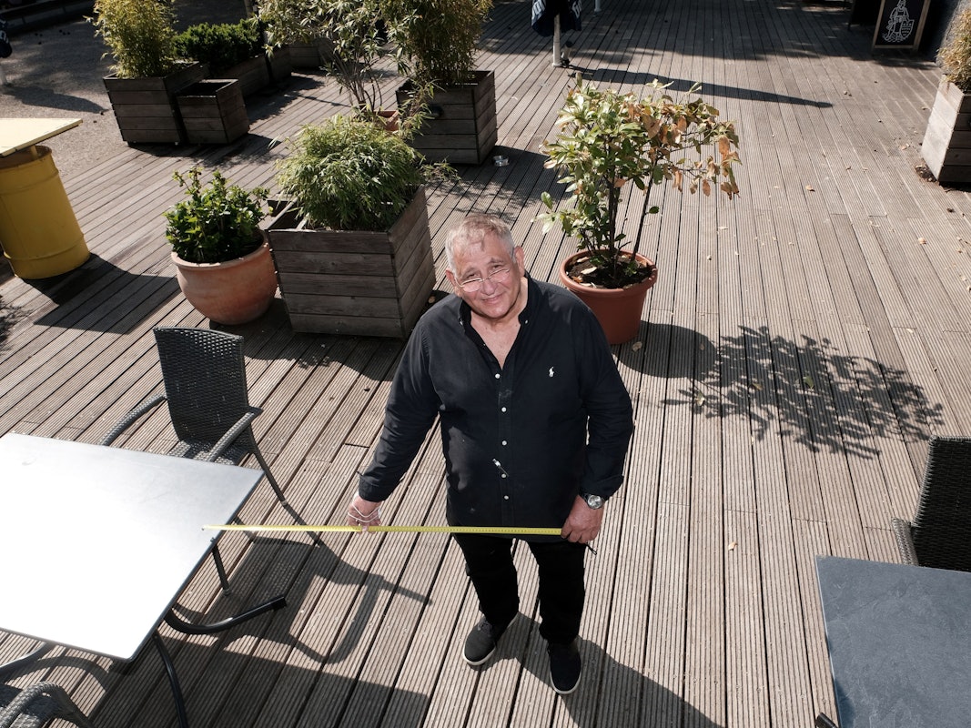 Josef Rayes bereitet seinen Biergarten auf die eingeschränkten Möglichkeiten zum Ausschank vor