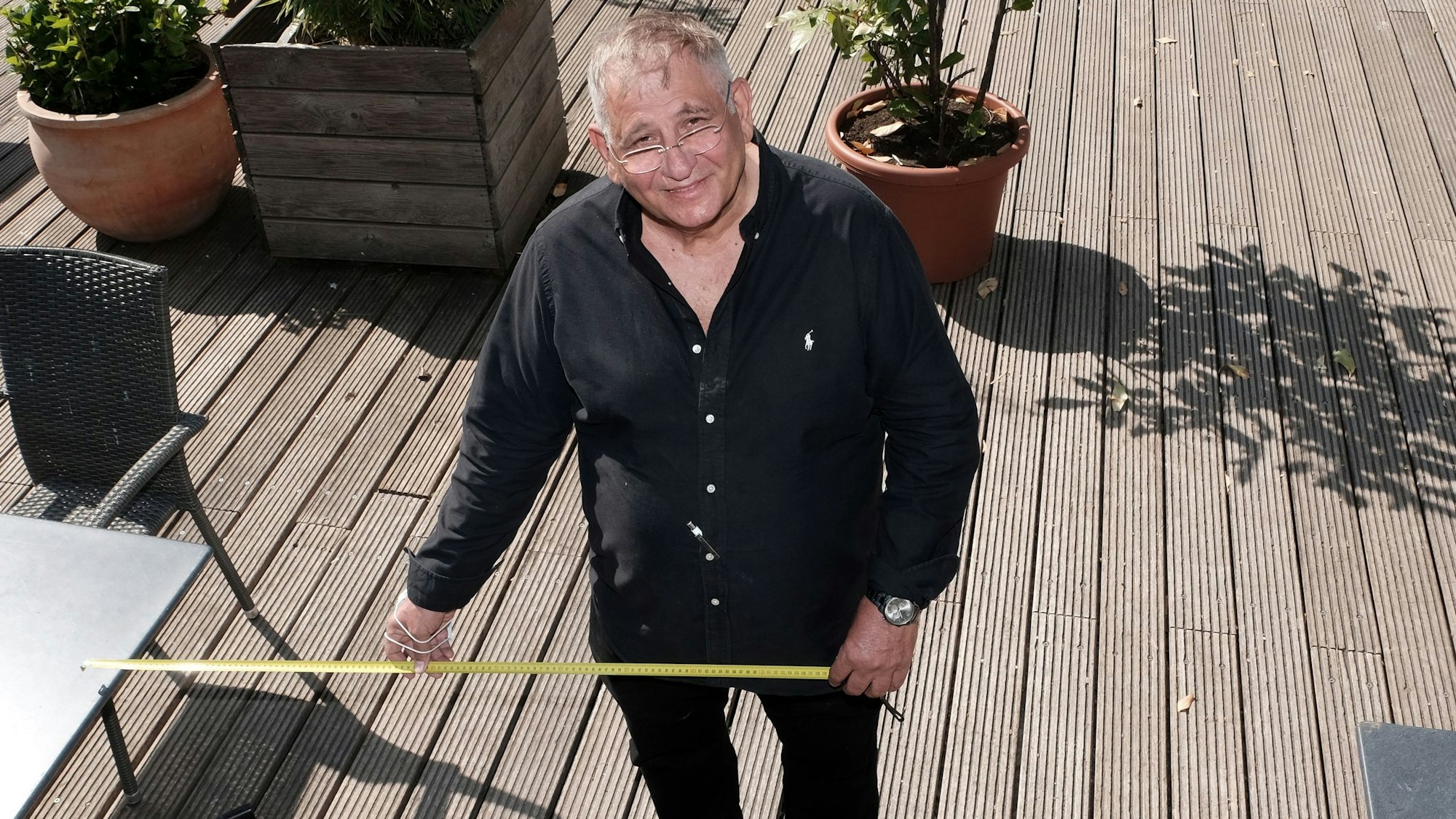 Josef Rayes bereitet seinen Biergarten auf die eingeschränkten Möglichkeiten zum Ausschank vor