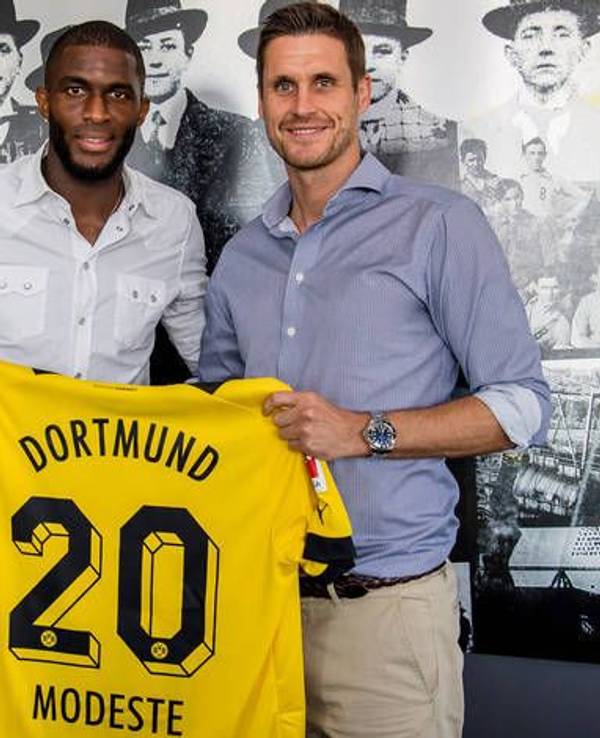 Anthony Modeste (l.) zeigt das Trikot von Borussia Dortmund mit Sportdirektor Sebastian Kehl.